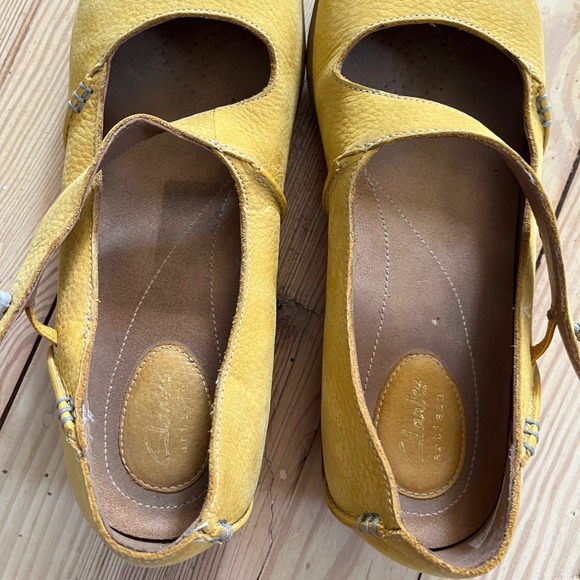 Clarks Yellow Suede Mary Jane Felicia Plum Flat Shoes Women Sz 8.5 Comfort Strap - Picture 5 of 9